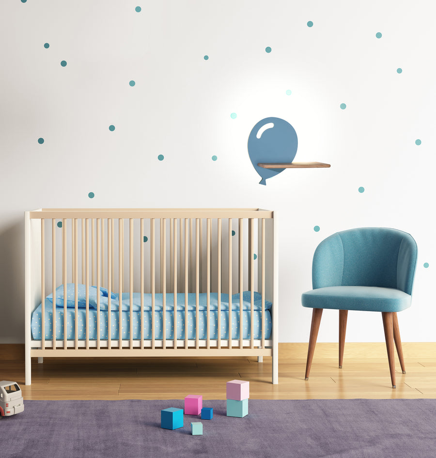 Vue de la chambre complète, tapis violet, cubes colorés et applique ballon au mur
