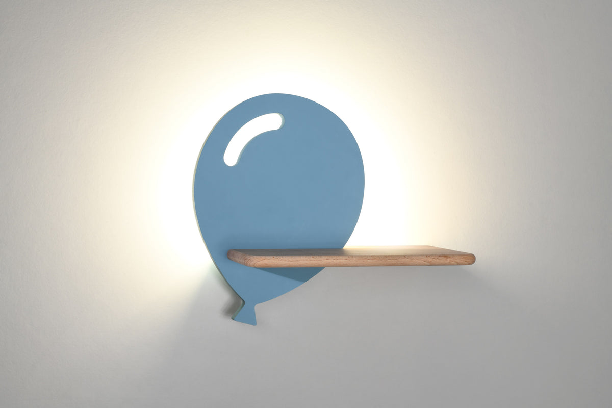Applique allumée diffusant une lumière chaude en halo sur le mur blanc
