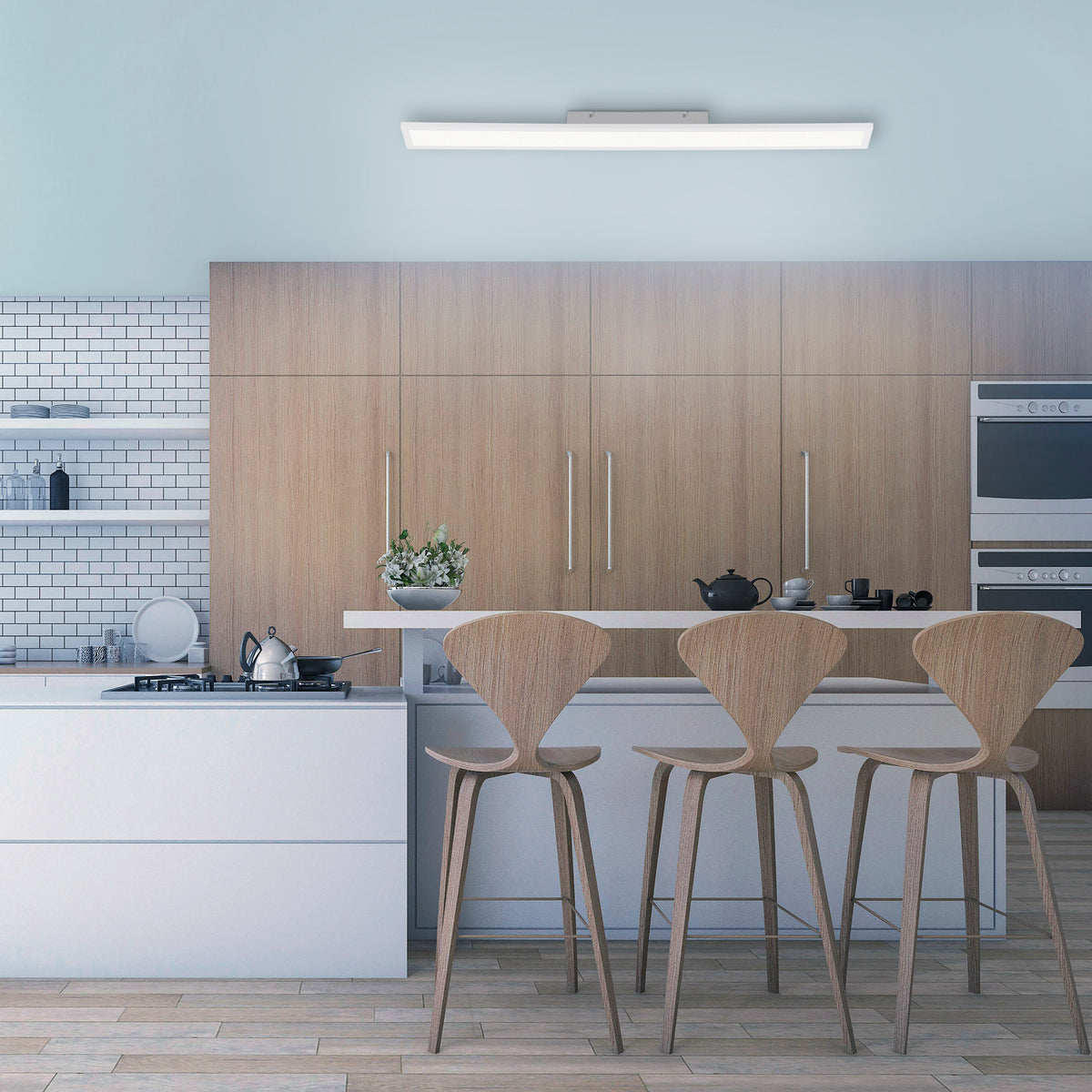 Mise en ambiance du plafonnier linéaire blanc au-dessus d'un îlot de cuisine moderne.