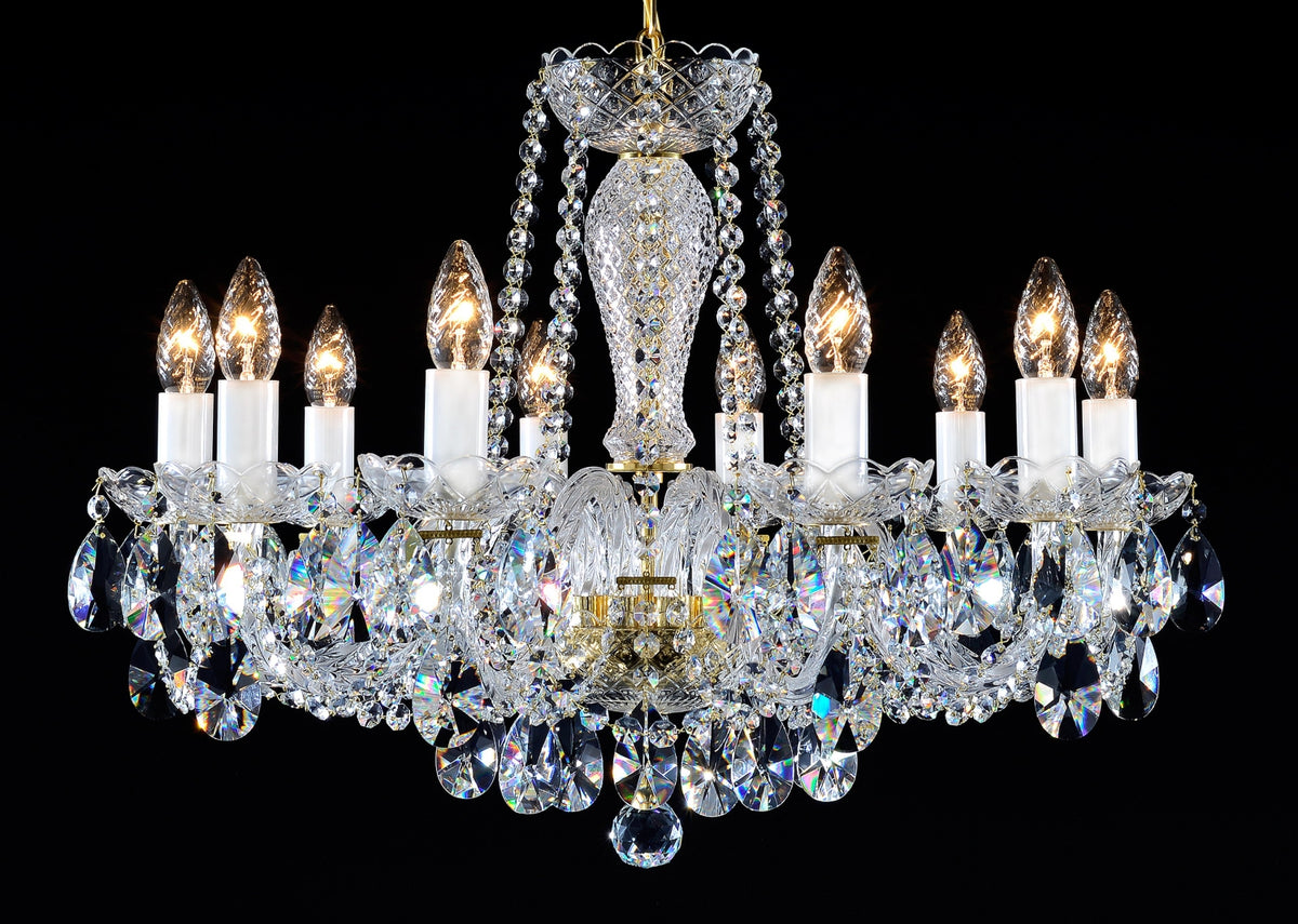 Lustre en cristal à dix bras lumineux, vue de face sur fond noir