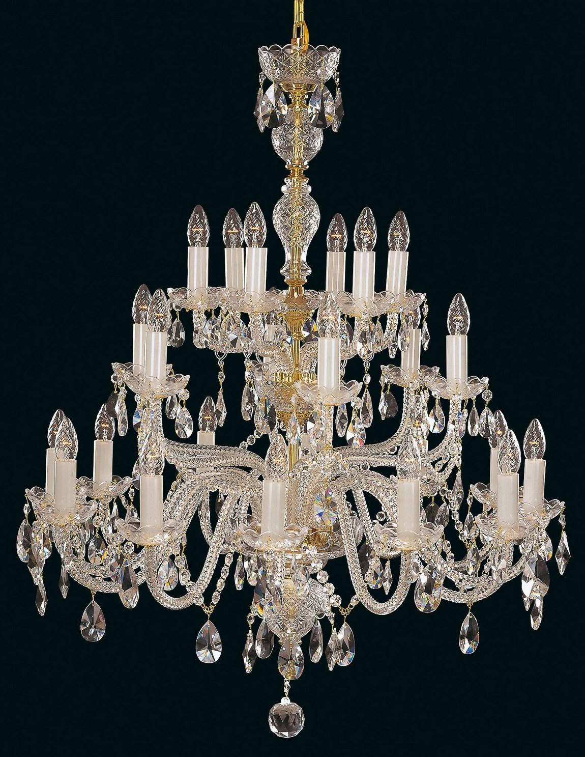 Lustre en cristal de face, montrant ses bras, bougies et pendeloques sur fond noir.