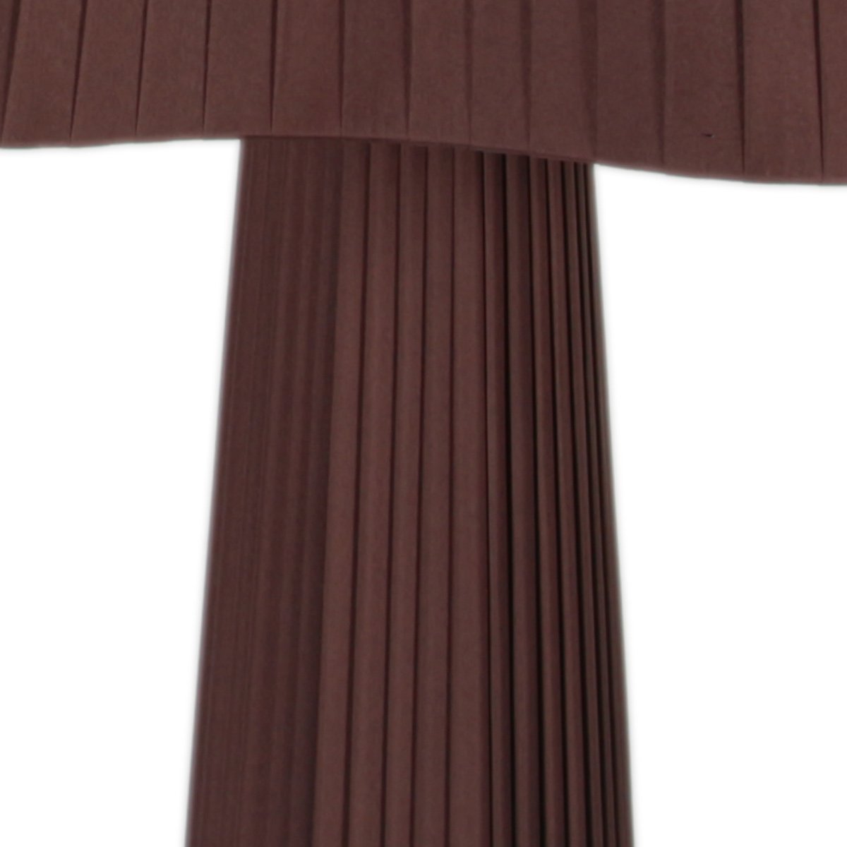Zoom sur le fût cannelé marron sous l'abat-jour, lignes verticales en relief.