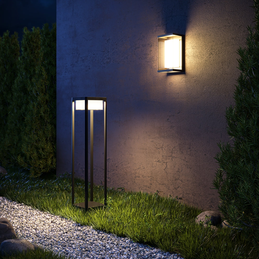 Mise en ambiance nocturne dans un jardin avec applique murale et borne éclairées