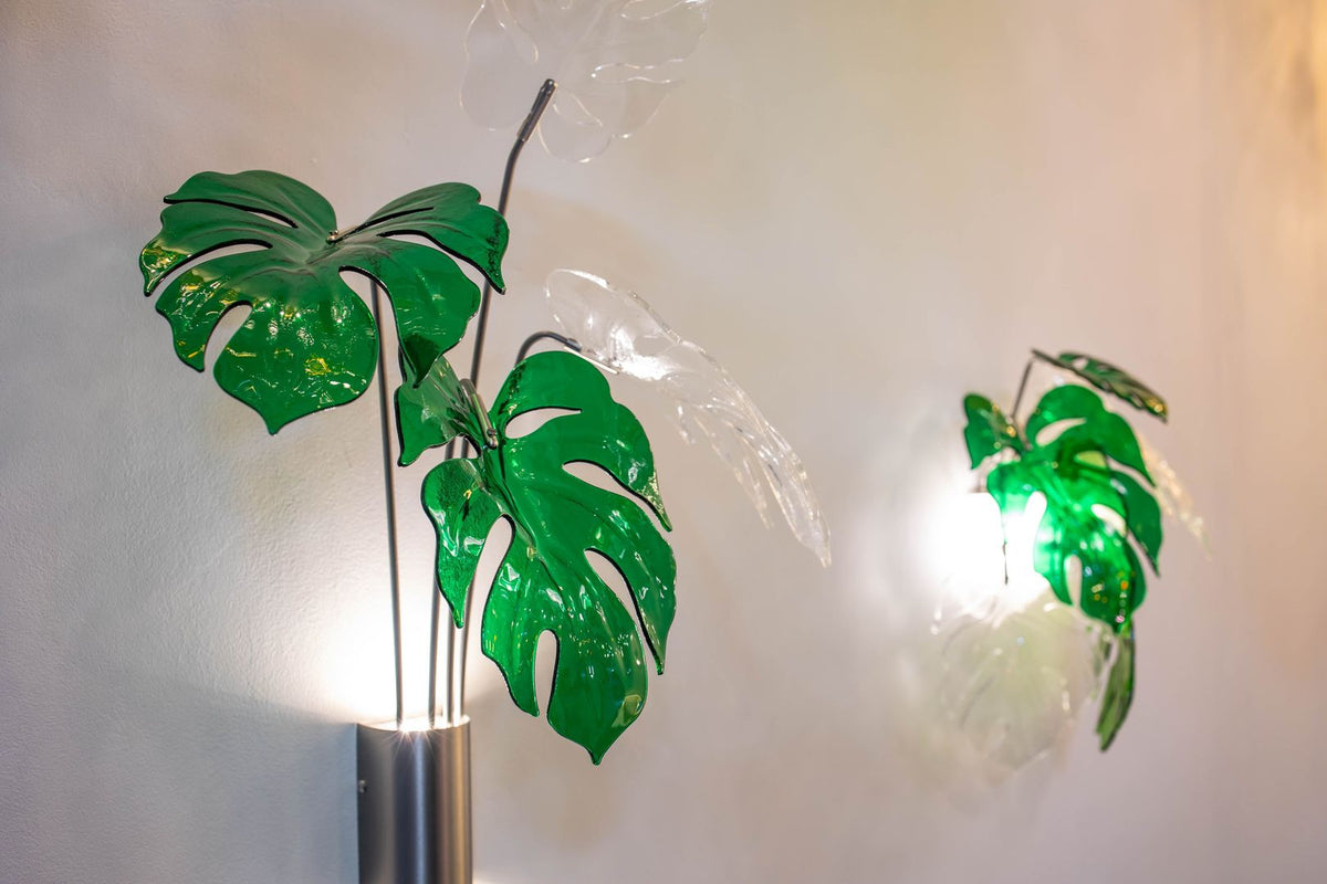 Détail rapproché du feuillage vert brillant et des éléments transparents rétroéclairés par la lampe
