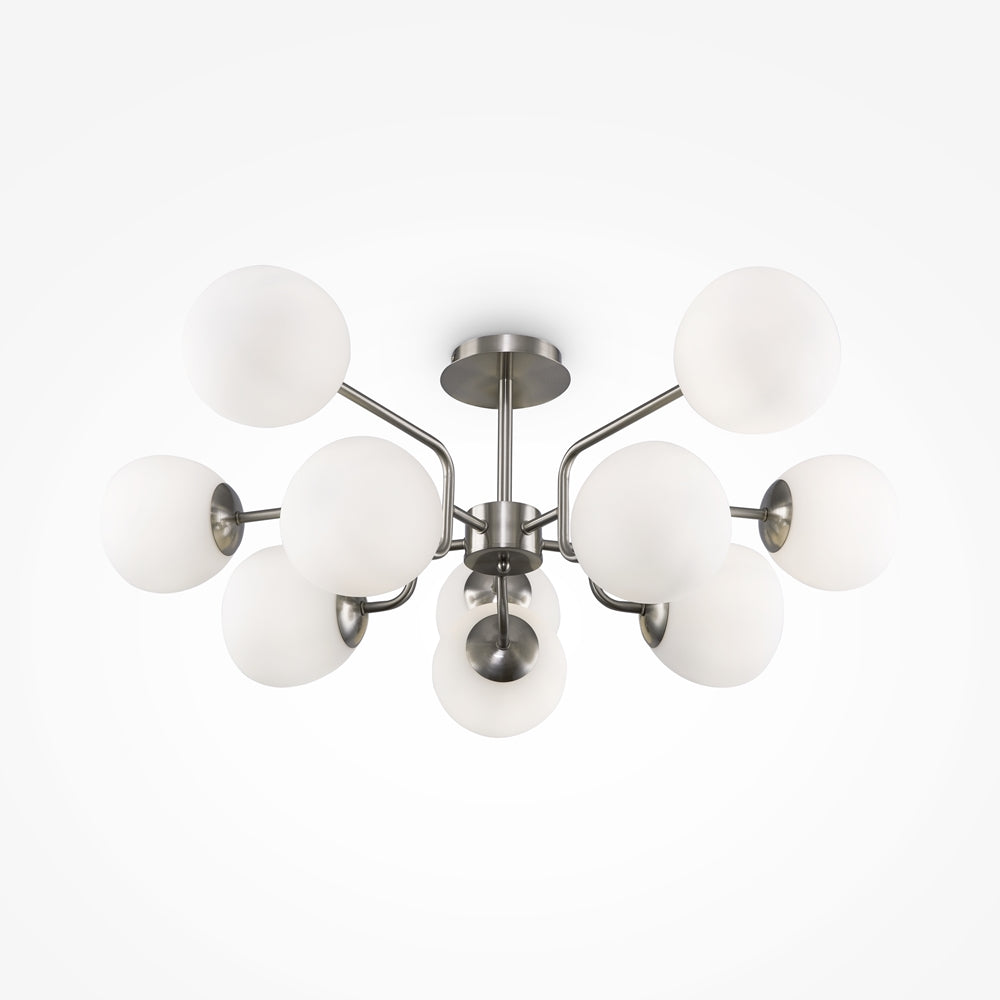 Luminaire argenté à neuf globes blancs opale rayonnant autour d'un axe central fixé au plafond