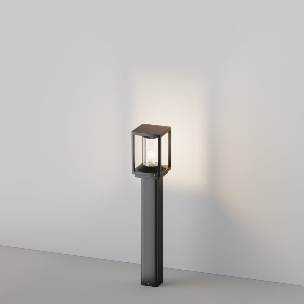 Lampadaire extérieur noir sur pied haut avec lanterne carrée allumée