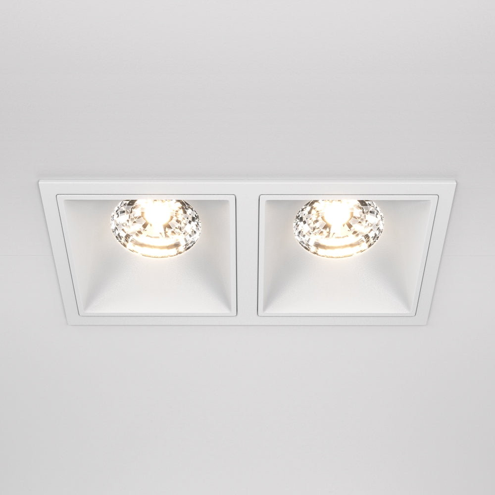 Vue de face d'un encastré double carré blanc avec deux spots LED allumés