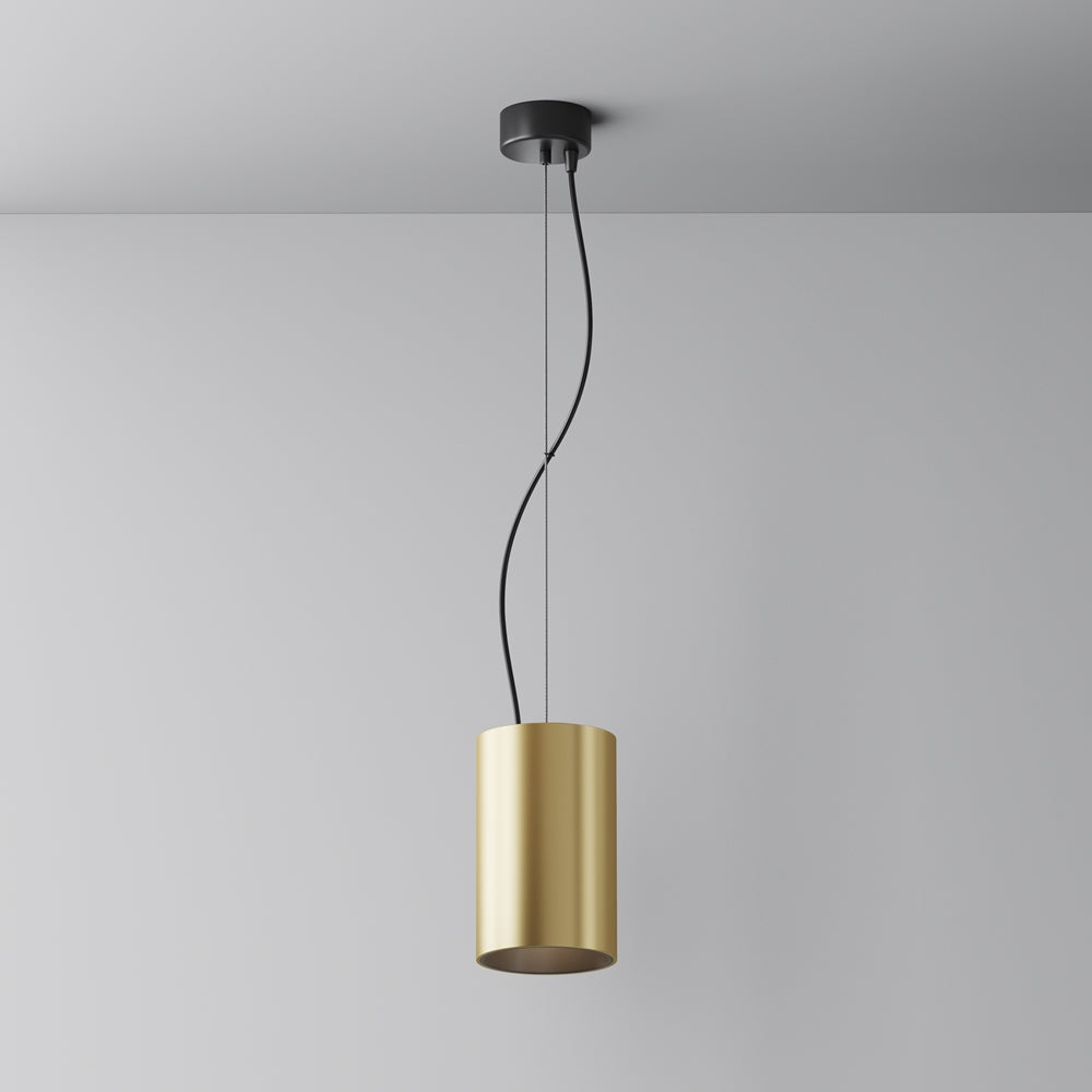 Suspension dorée cylindrique vue de face, câble noir et rosace au plafond