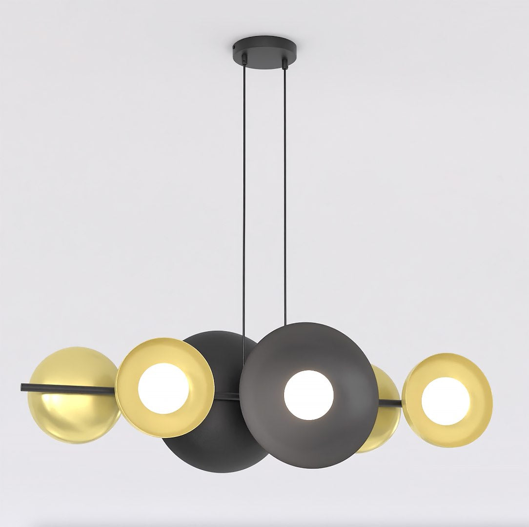 Vue de face du luminaire, six disques noirs et dorés sur barre horizontale