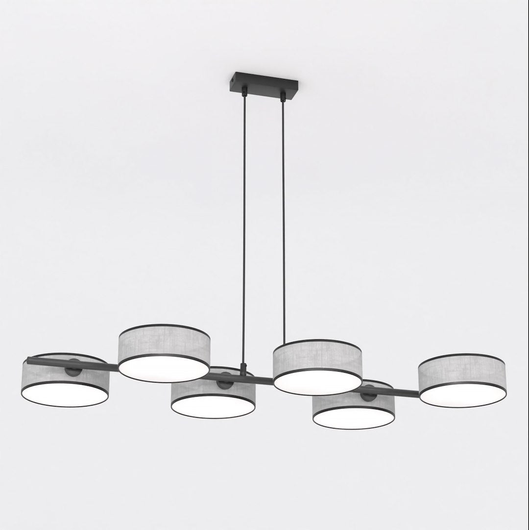 Lustre suspendu vu de face, six abat-jours cylindriques gris sur barre diagonale noire.