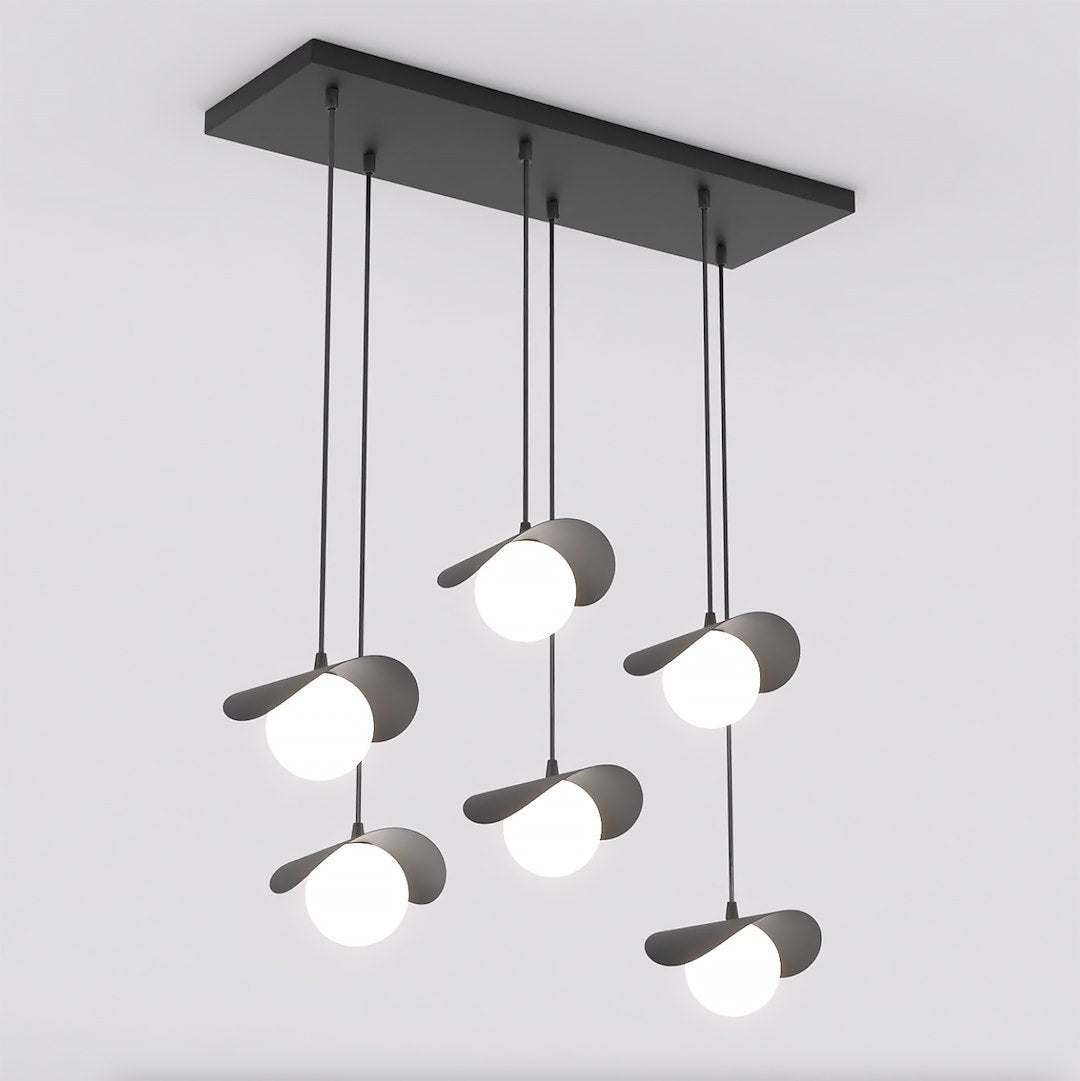 Suspension noire à six lumières, plateforme rectangulaire et globes opalins avec abat-jour pétale.