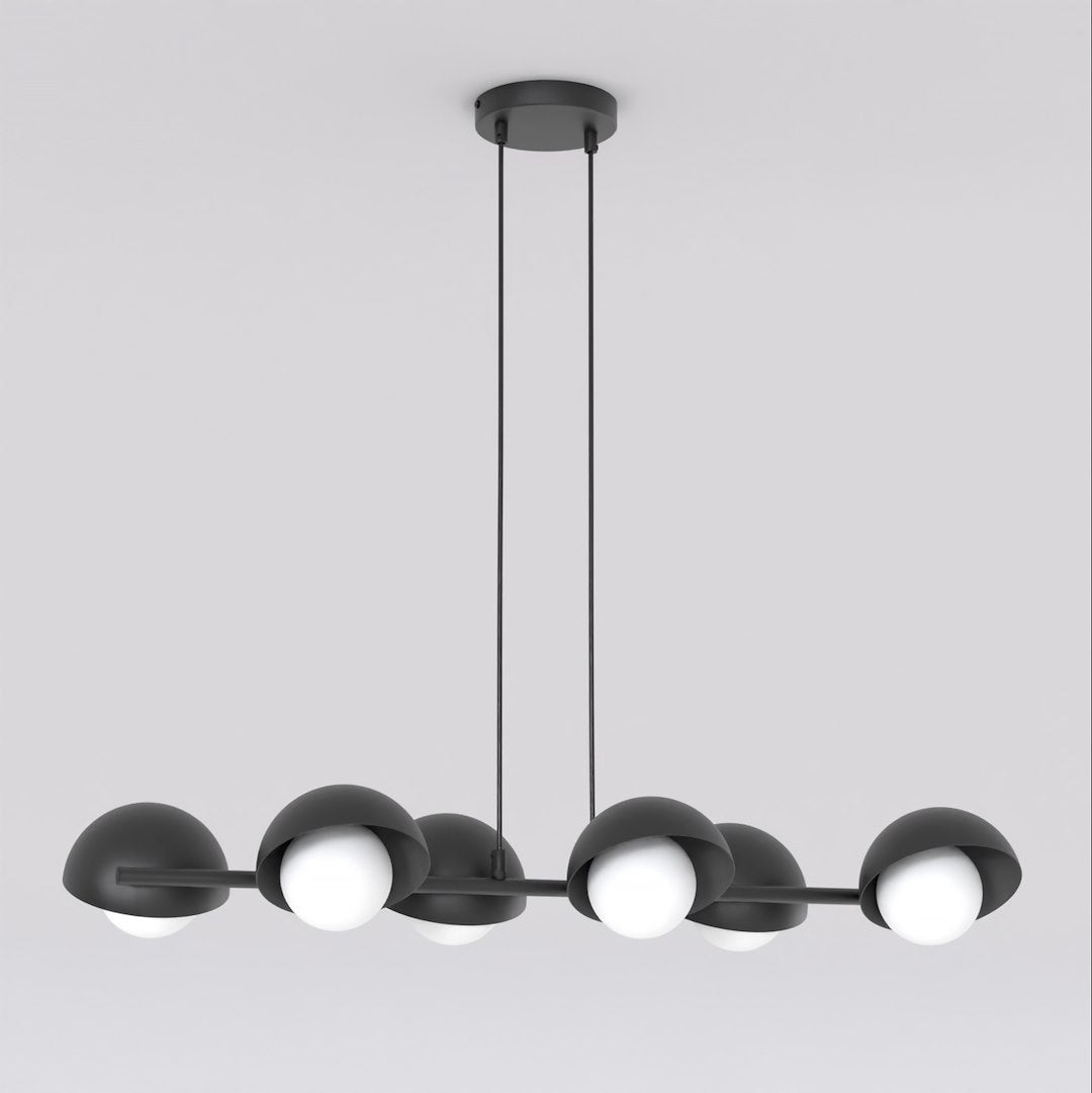Lustre suspendu noir vu de face avec six coupelles et globes blancs.