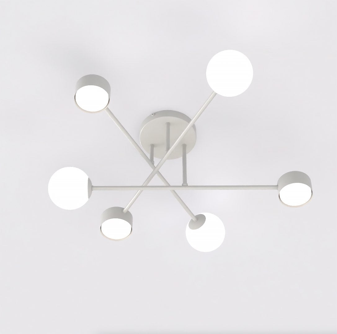 Vue rapprochée du luminaire montrant les six diffuseurs blancs et la rosace centrale