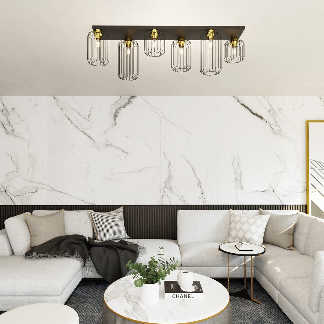 Mise en ambiance salon, plafonnier installé au plafond avec canapé et table basse.