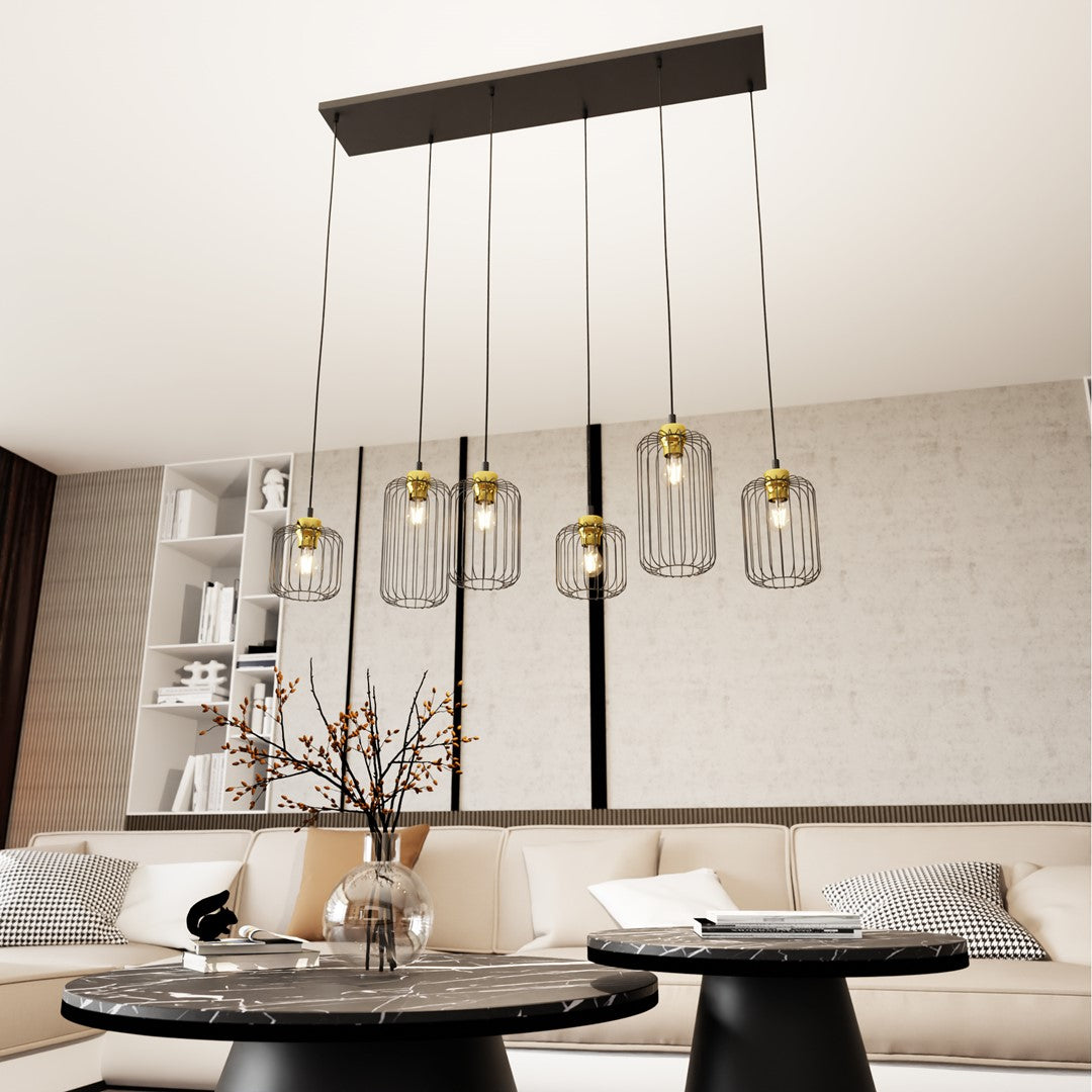 Mise en ambiance dans un salon moderne, le luminaire suspendu au-dessus d'une table basse en marbre.