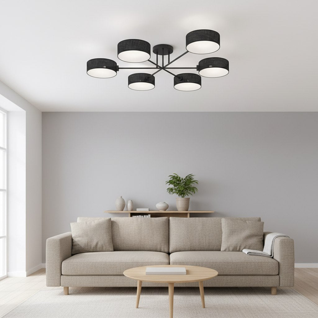 Mise en ambiance dans un salon, plafonnier allumé au-dessus du canapé beige