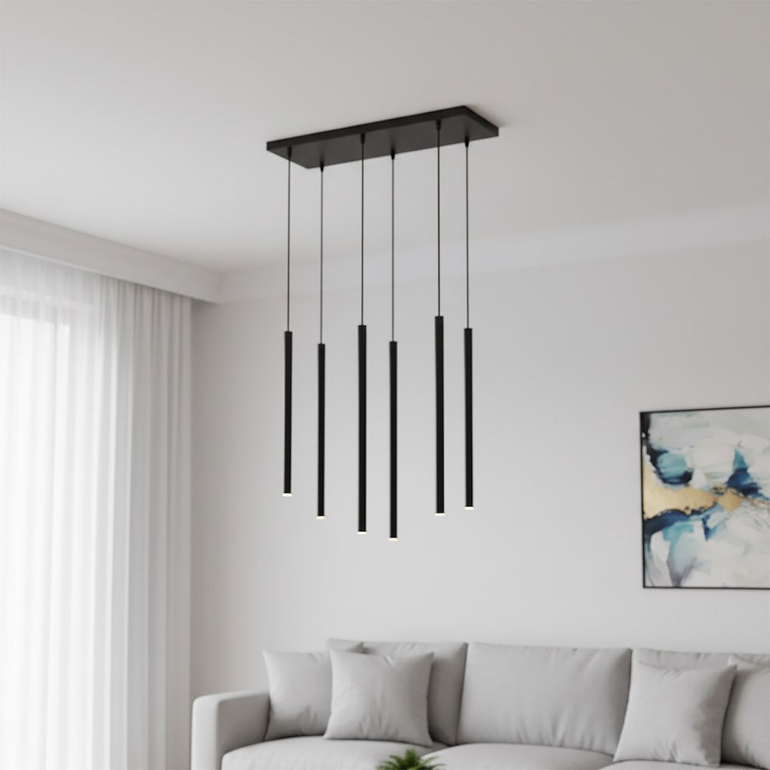 Salon contemporain, canapé gris clair et luminaire noir suspendu près de la fenêtre