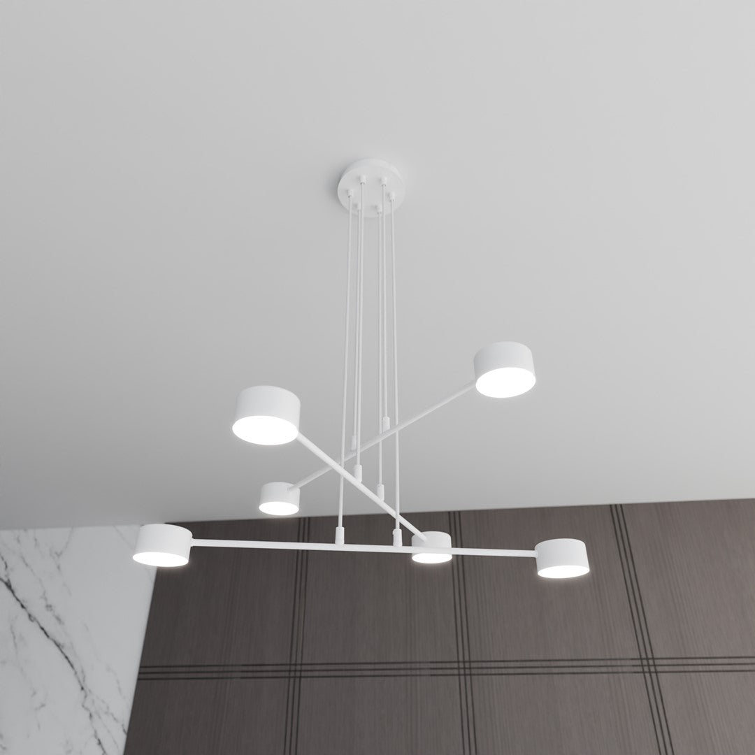 Luminaire suspendu éclairé, six abat-jours cylindriques blancs contre plafond et mur