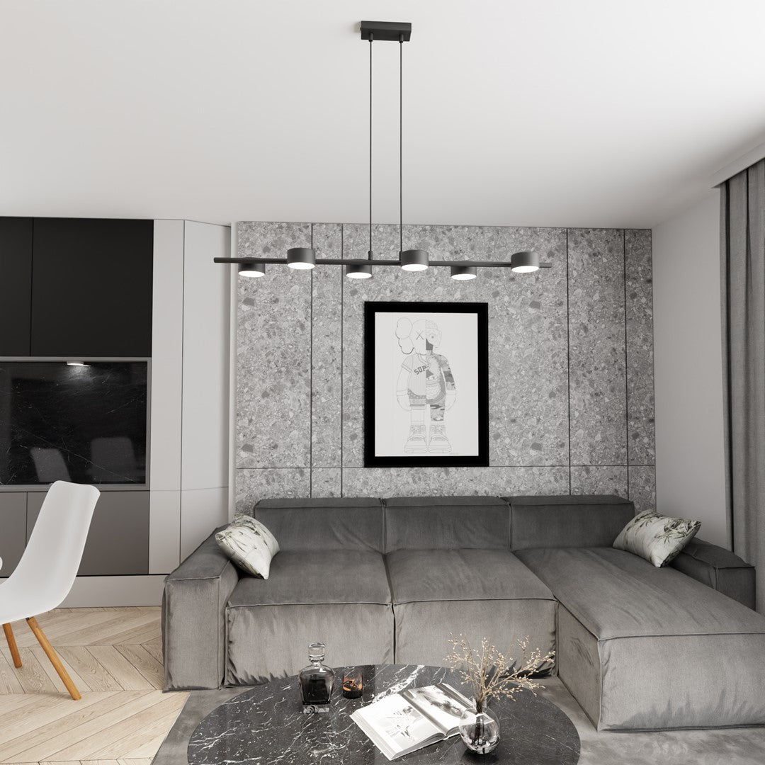 Vue large du salon avec le luminaire allumé au-dessus du canapé d'angle