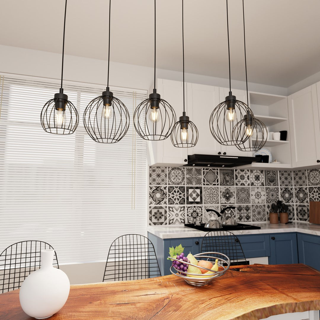 Suspension noire installée au-dessus d'un îlot de cuisine avec crédence décorative.