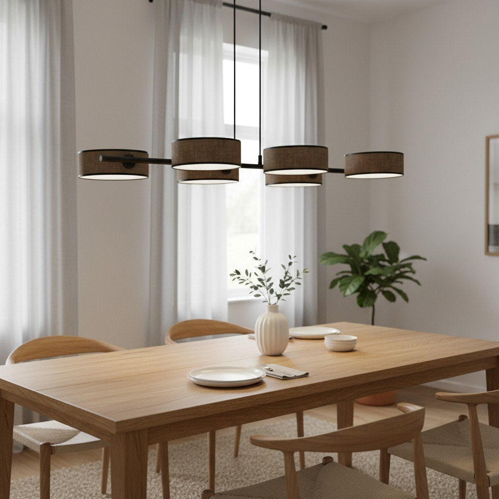 Suspension marron installée au-dessus d'une table à manger en bois clair