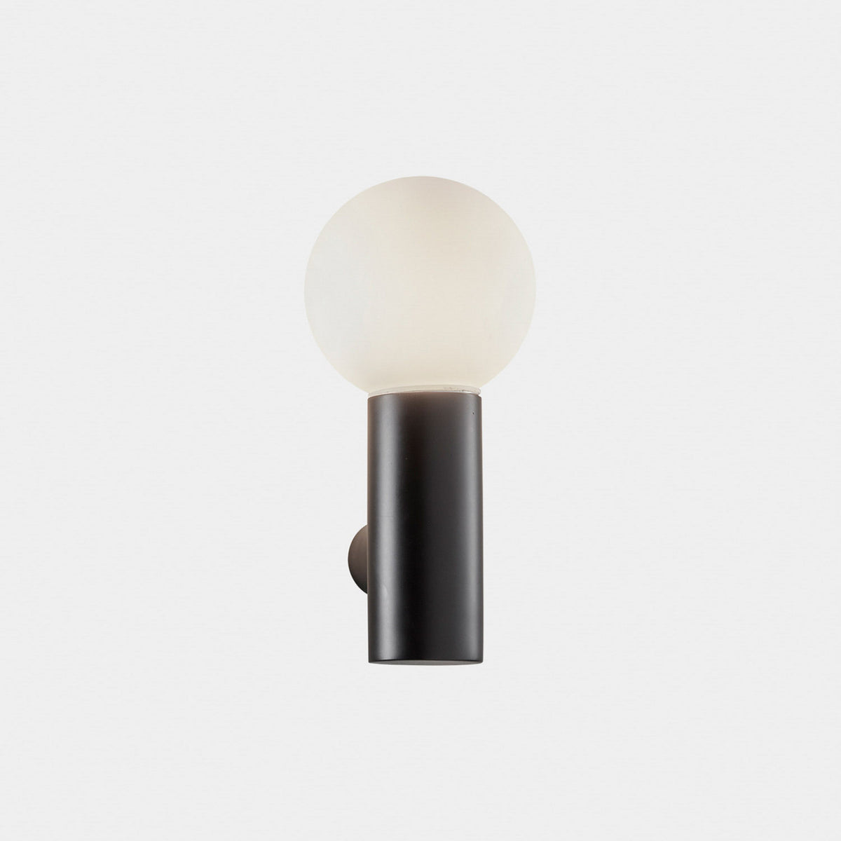 Vue produit de face sur fond clair, globe opalin et cylindre noir