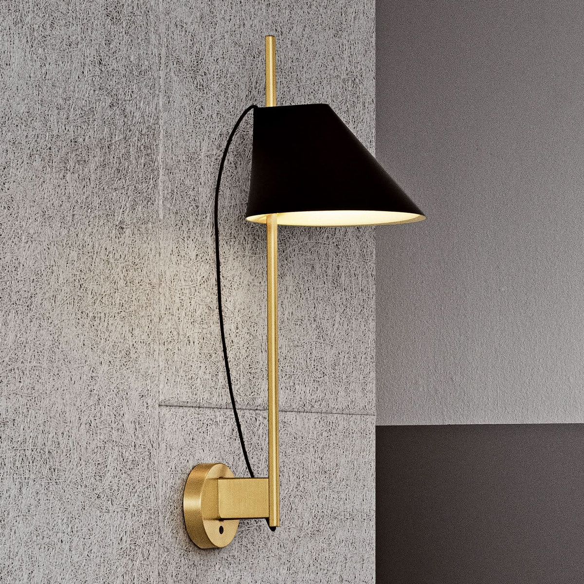 Applique murale LED Yuh Brass en laiton, noir, hauteur 62,6 cm
