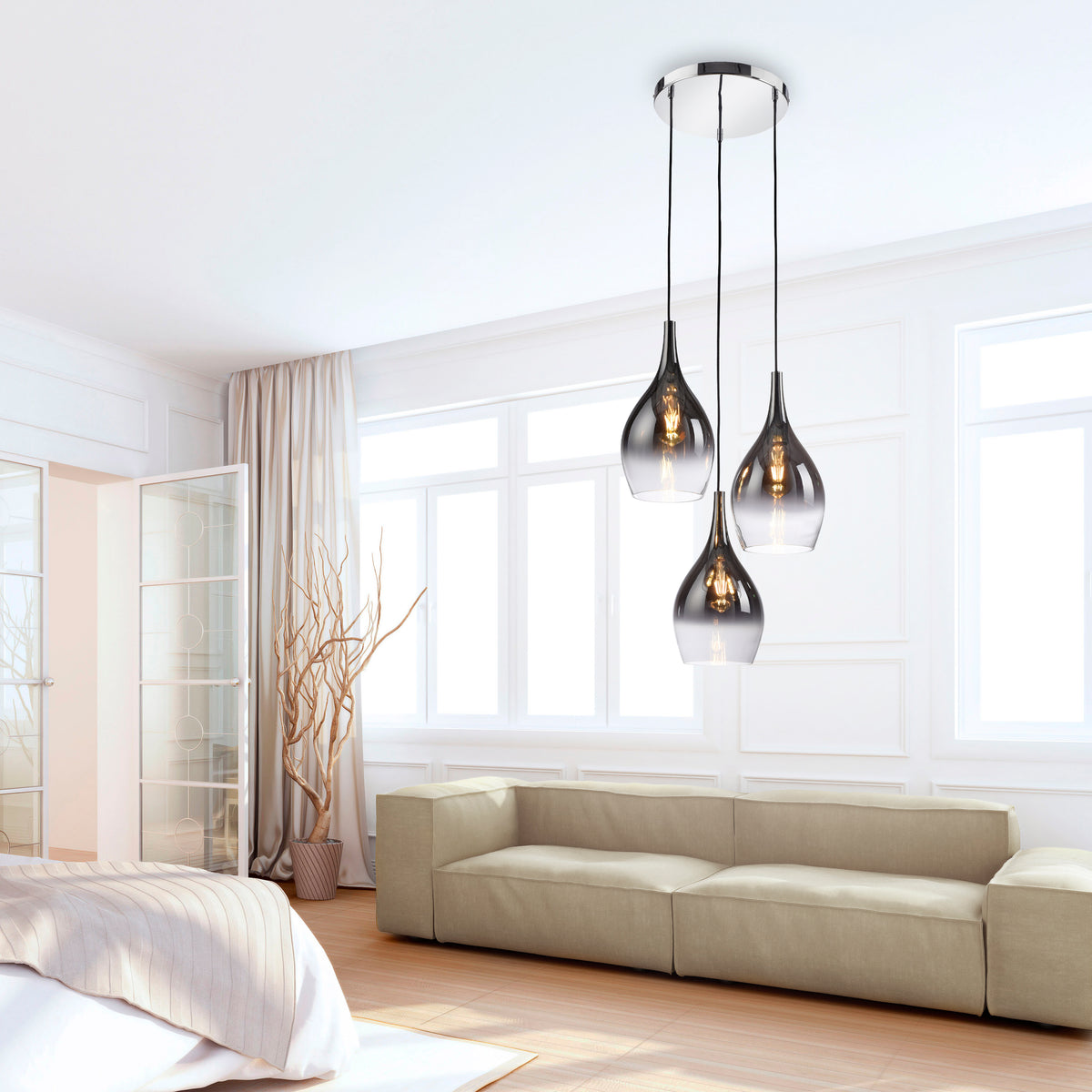 Mise en ambiance dans une chambre lumineuse, suspensions au-dessus d'un canapé beige