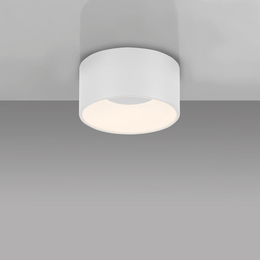 Vue rapprochée du plafonnier fixé au plafond gris, lumière allumée