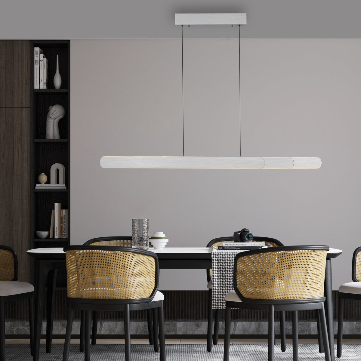 Mise en ambiance au-dessus d'une table de salle à manger aux chaises cannées