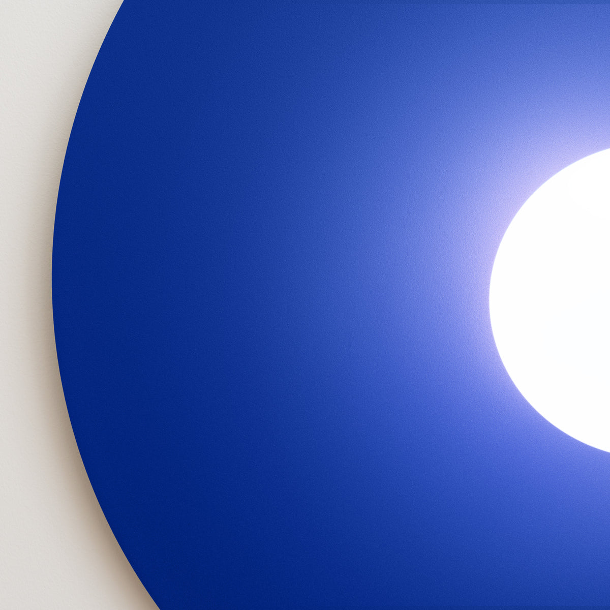 Gros plan sur le bord du disque bleu et le halo lumineux éclatant