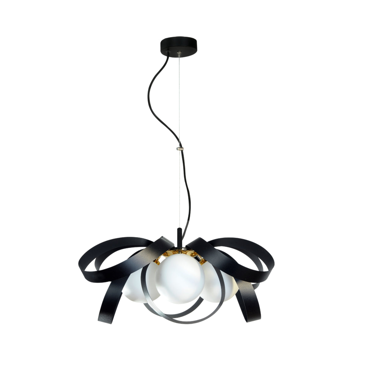 Suspension noire quatre globes de verre blanc, rubans métalliques bouclés, fond blanc studio.
