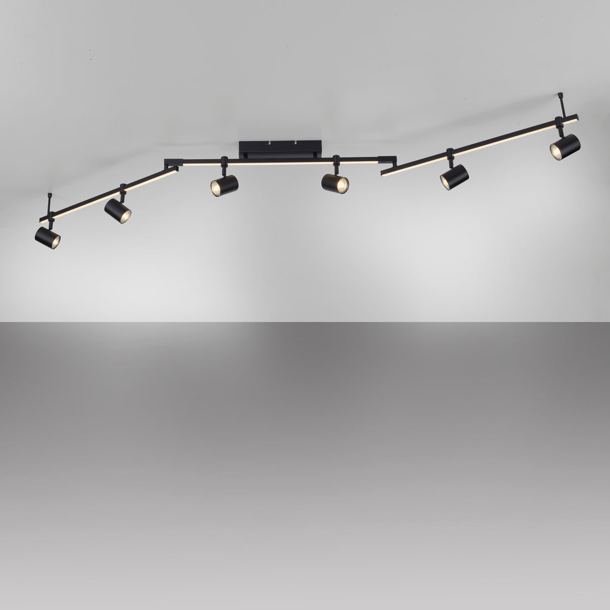 Vue du luminaire fixé au plafond, éclairant une pièce aux murs clairs.