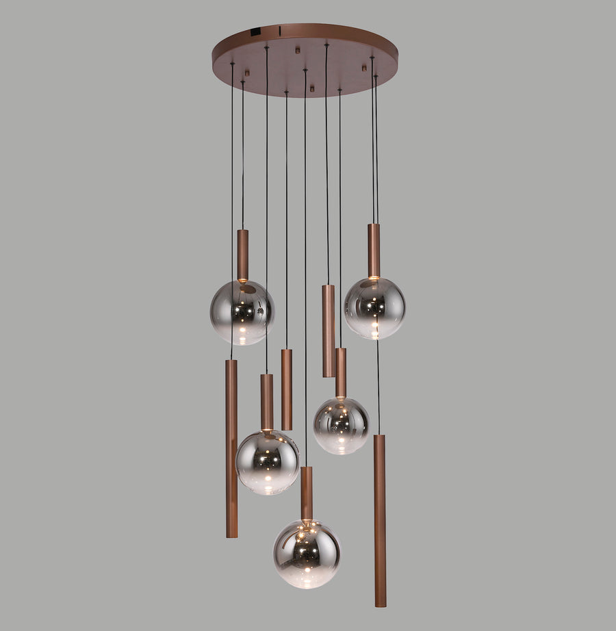 Suspension grappe complète sur fond gris, globes fumés et tiges cuivrées à hauteurs variées.