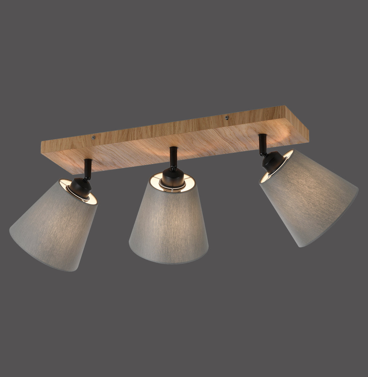 Luminaire complet sur fond sombre, trois têtes coniques orientables et base en bois clair.