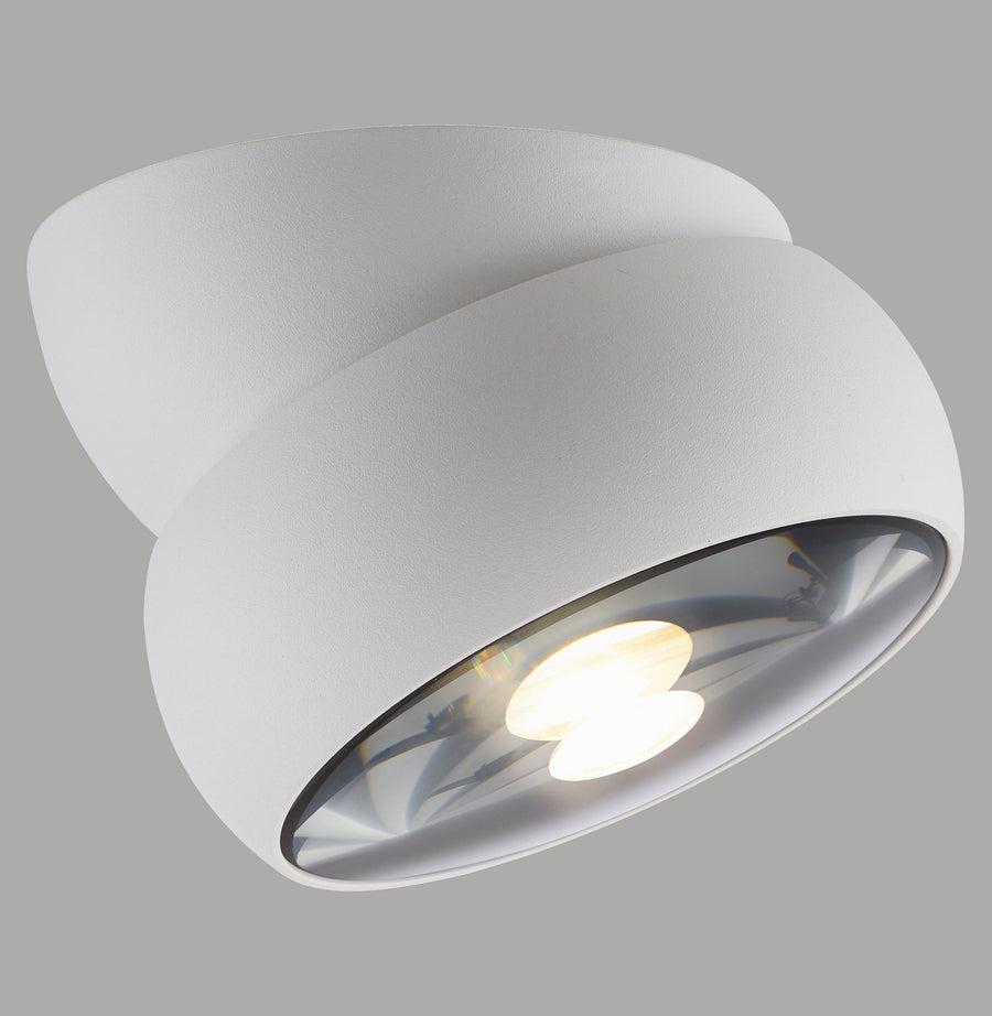 Plafonnier blanc orientable vu de trois quarts, diffuseur bombé et verre transparent.