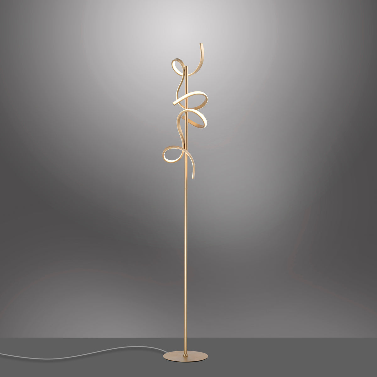 Mise en ambiance sombre du lampadaire allumé, câble d'alimentation au sol