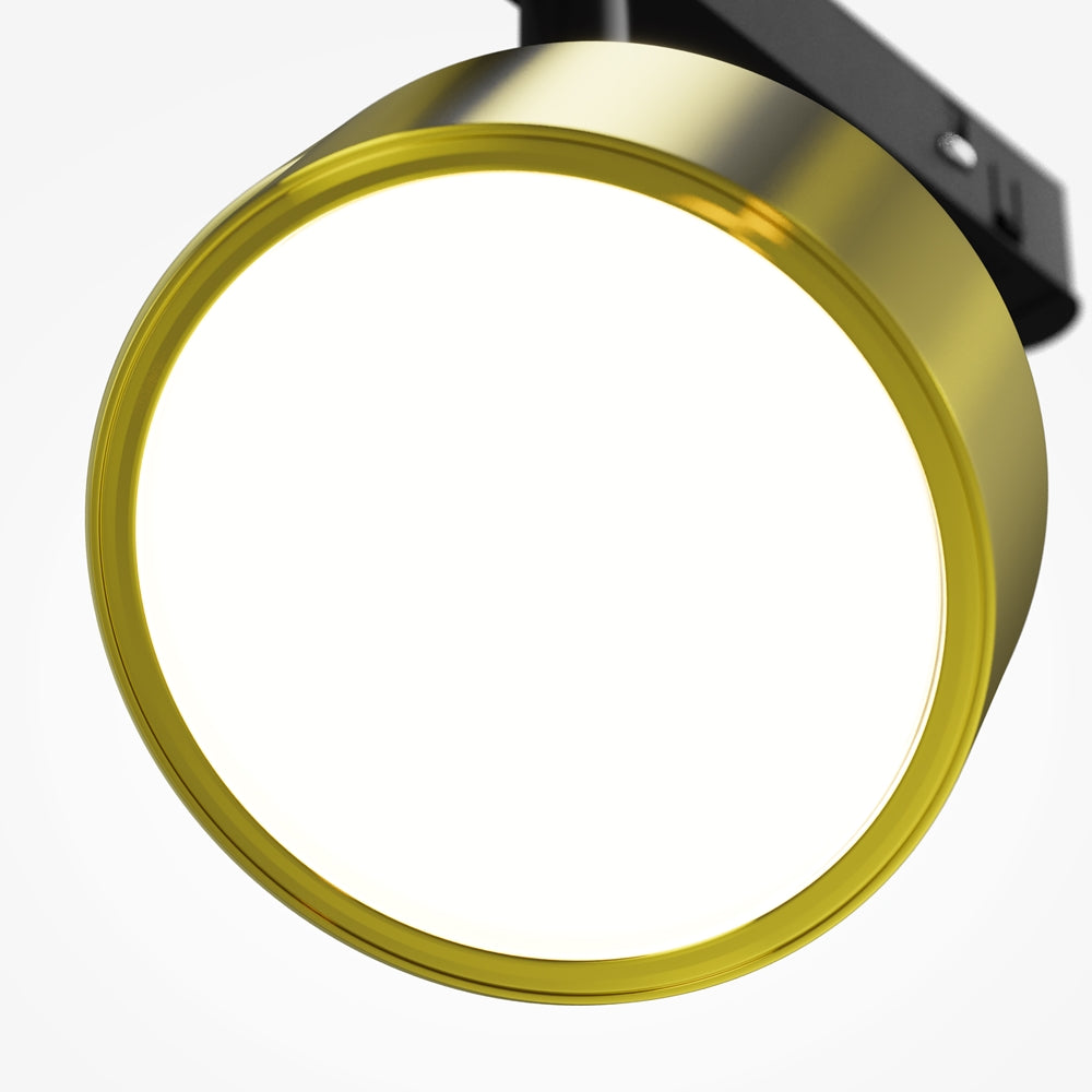 Gros plan frontal sur la bague dorée et le large diffuseur blanc lumineux