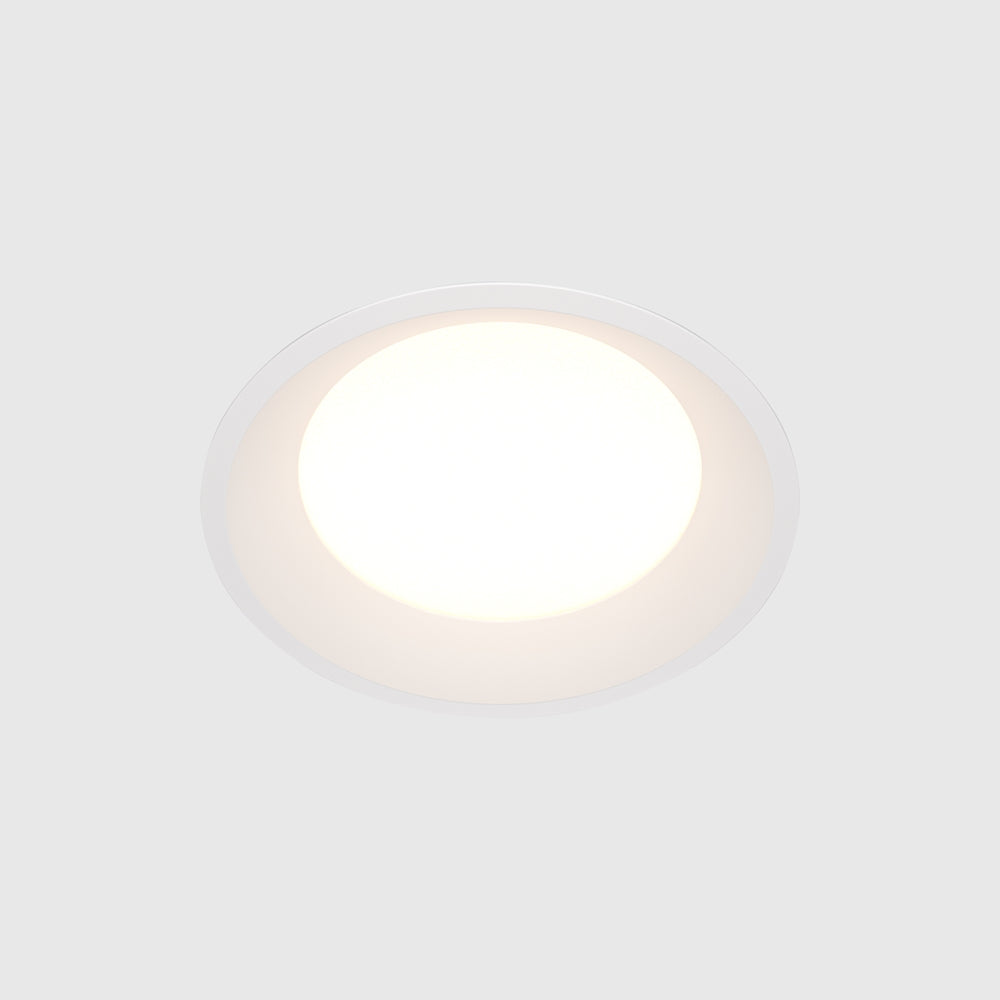 Vue de face du spot encastré rond blanc allumé, collerette fine et diffuseur lumineux.