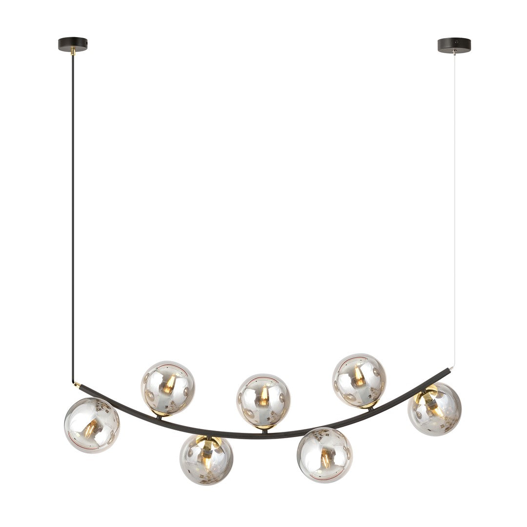 Vue de face du luminaire suspendu avec sept globes en verre fumé sur arche noire.