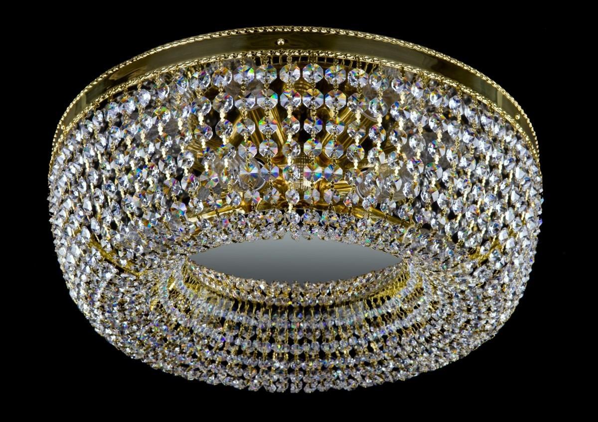 Plafonnier rond doré vu de face sur fond noir, cristaux taillés en cascade