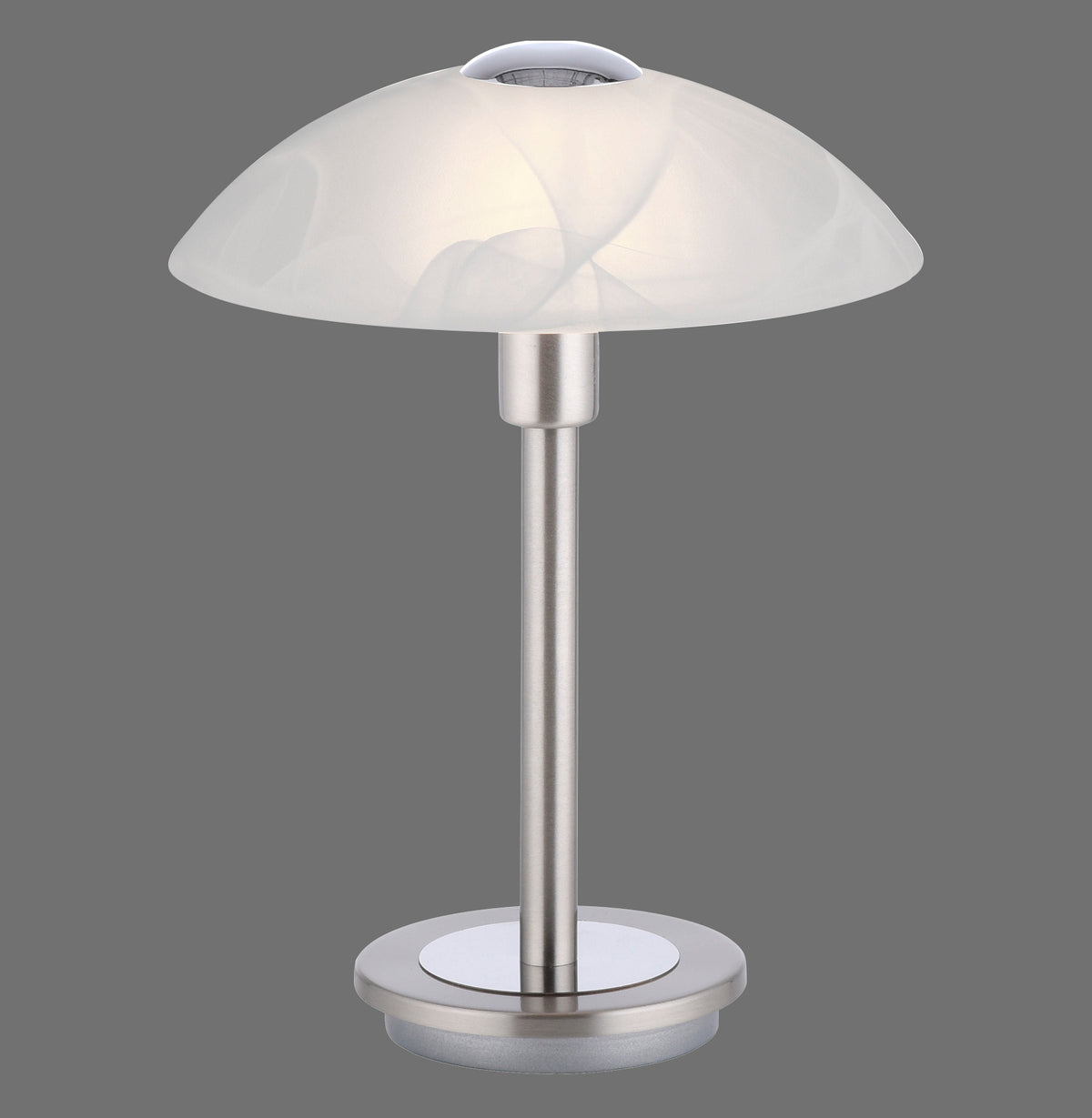 Lampe à poser argentée vue de face, abat-jour en verre opalin, fond gris