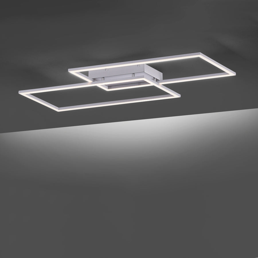 Plafonnier LED allumé sur fond sombre, diffusant une lumière blanc neutre.