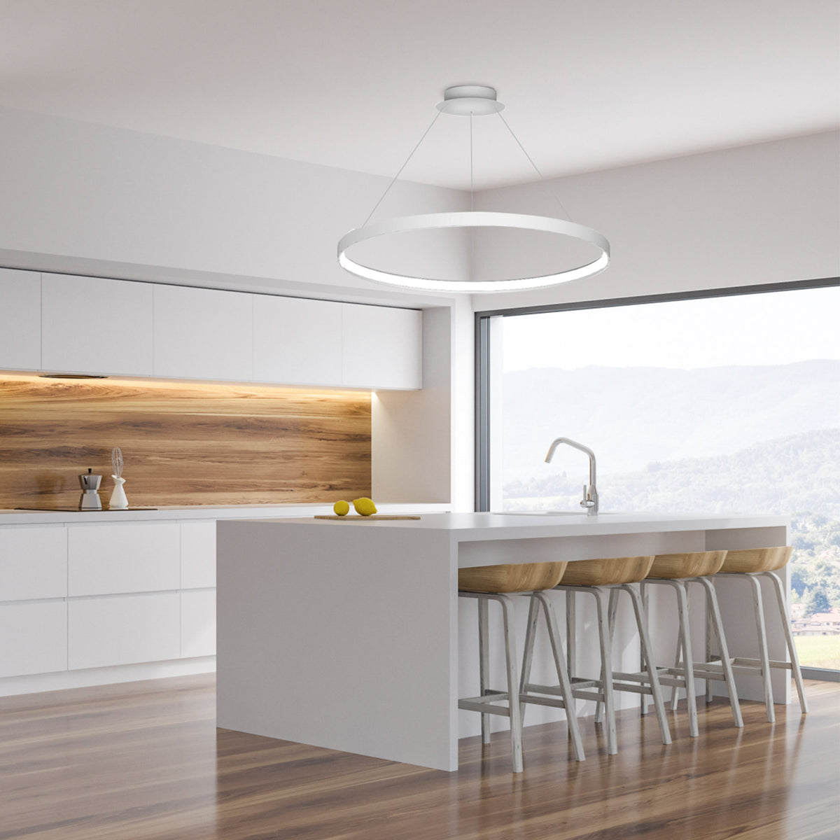 Grande cuisine blanche avec îlot central, suspension anneau lumineuse au-dessus du plan de travail