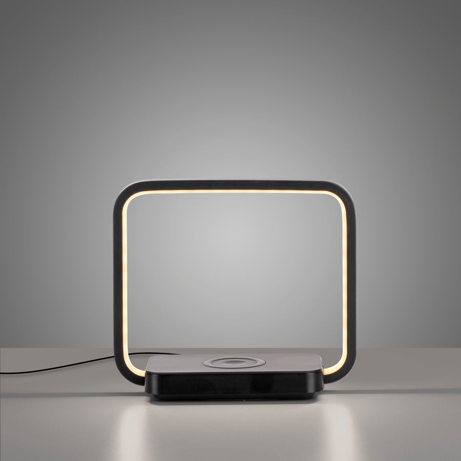 Seconde vue de face de la lampe noire sur fond gris avec câble d'alimentation.