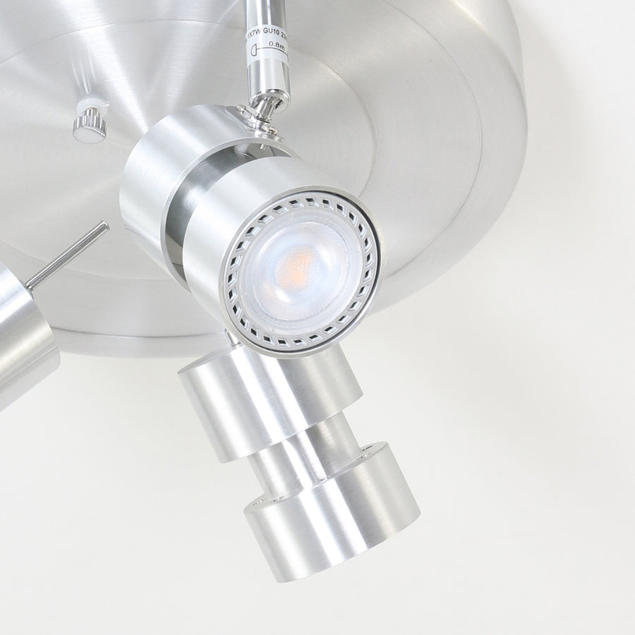 Gros plan d'un projecteur incliné montrant l'ampoule LED GU10 allumée sous sa lentille