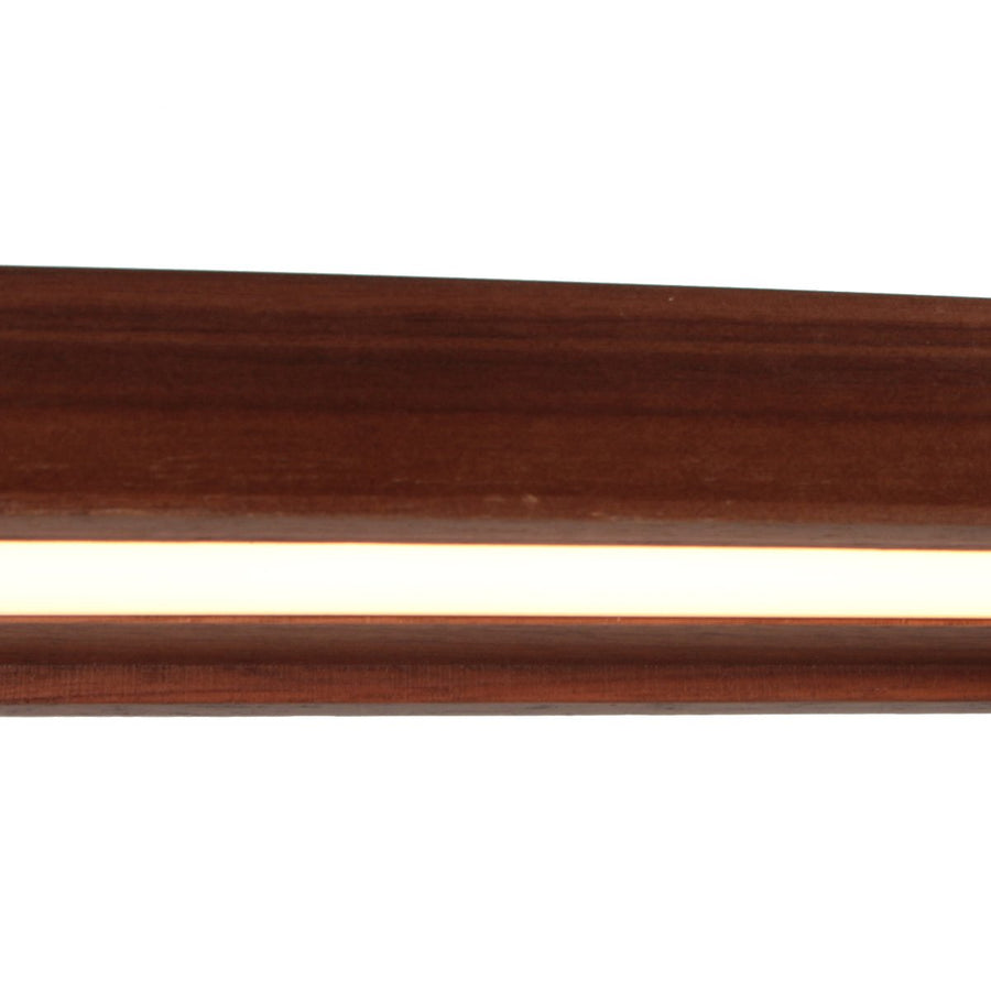 Détail du bandeau lumineux LED incrusté sous le profil en bois.