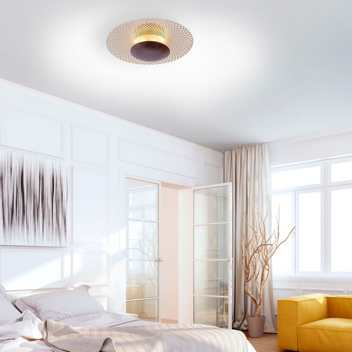 Mise en ambiance dans chambre blanche, plafonnier allumé au plafond.