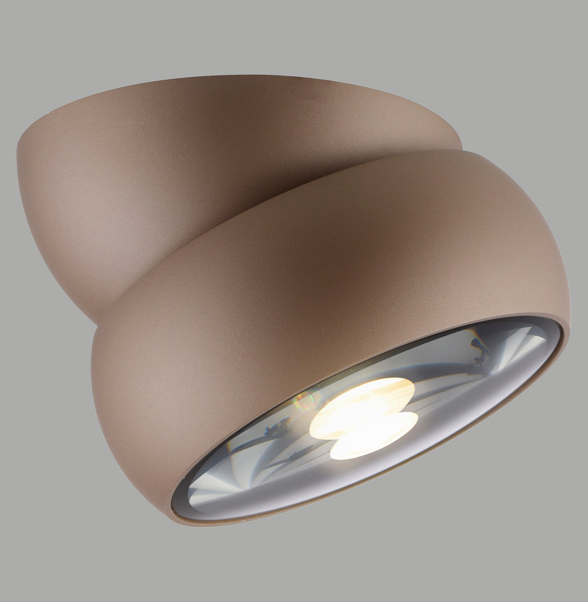 Vue rapprochée du plafonnier marron, coque arrondie en métal mat et diffuseur bombé transparent.