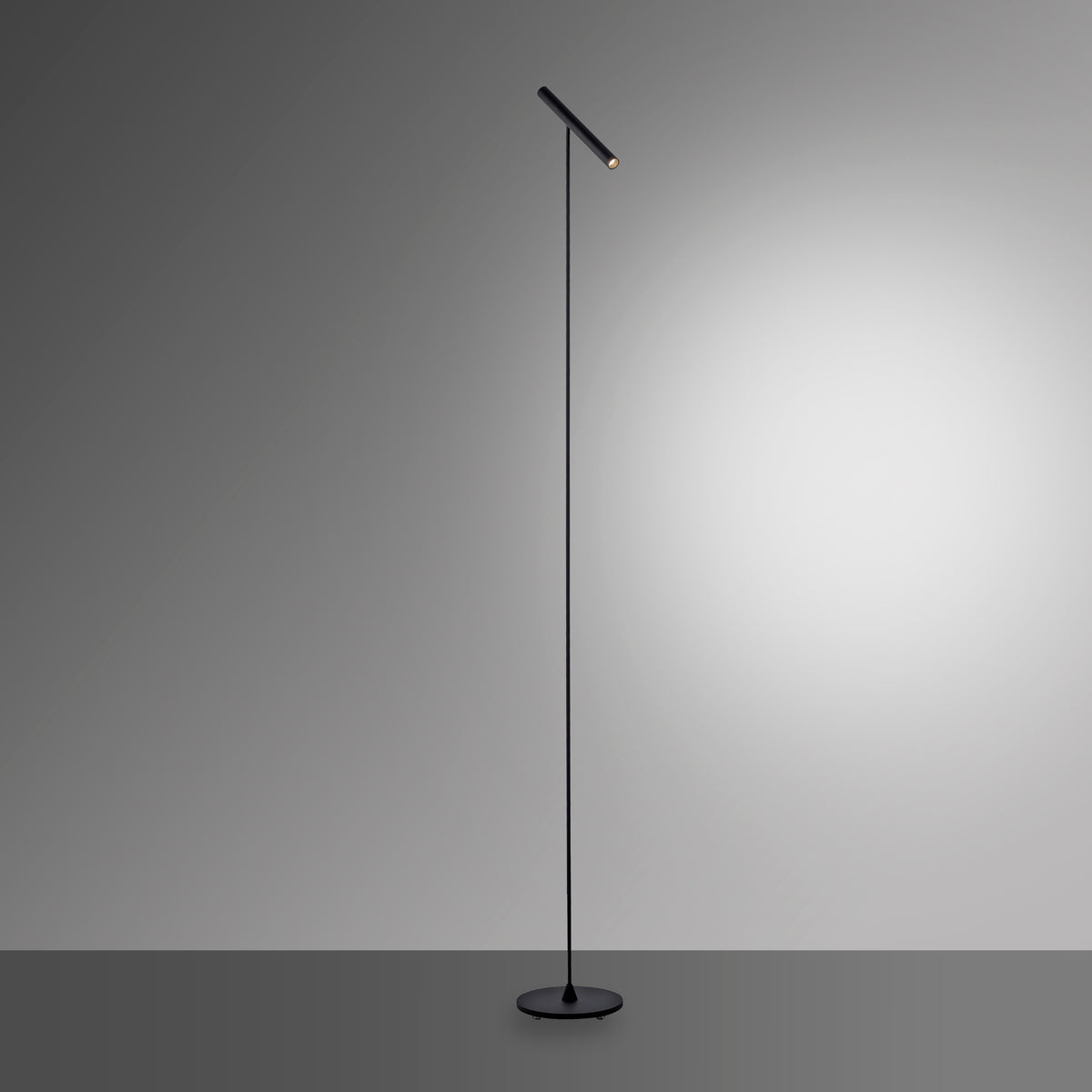 Lampadaire éclairé sur fond dégradé gris, halo lumineux projeté sur le mur